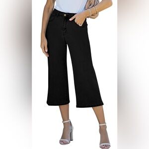 Wide leg stretchy black cropped jeans. Size Medium